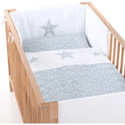 Babybay ® Cot Nest Piqué, Wit Applicatie Ster Azuur Sterren Wit 11 Babybay ® Cot Nest Piqué, Wit Applicatie Ster Azuur Sterren Wit -Roba || Alvi || Pinolino Winkel babybay cot nest pique wit applicatie ster azuur sterren wit a311643 4