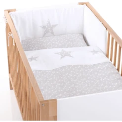 Babybay ® Cot Nest Piqué, Witte Applicatie Ster Parelgrijs Sterren Wit -Roba || Alvi || Pinolino Winkel babybay cot nest pique witte applicatie ster parelgrijs sterren wit a311630 1