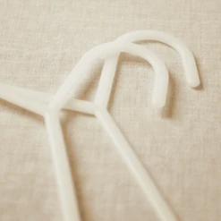 BIECO Kunststof Kleerhangers 8 Stuks – Parelmoer Wit 9 BIECO Kunststof Kleerhangers 8 Stuks – Parelmoer Wit -Roba || Alvi || Pinolino Winkel bieco kunststof kleerhangers 8 stuks parelmoer wit a026847 2