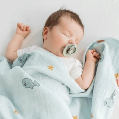 Done By Deer Babydeken Mousseline Wally Blauw -Roba || Alvi || Pinolino Winkel done by deer babydeken mousseline wally blauw a388933 2