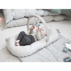 Done By Deer ™ Babynest Met Activiteitenboog Raffi Sand 10 Done By Deer ™ Babynest Met Activiteitenboog Raffi Sand -Roba || Alvi || Pinolino Winkel done by deer babynest met activiteitenboog raffi sand a337827 3