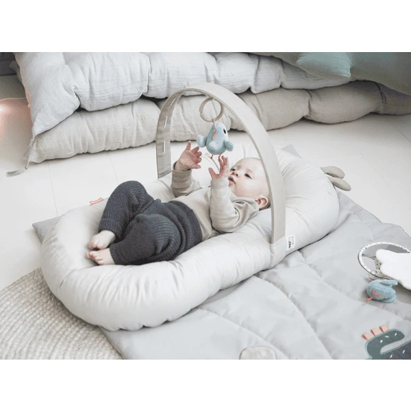 Done By Deer ™ Babynest Met Activiteitenboog Raffi Sand 6 Done By Deer ™ Babynest Met Activiteitenboog Raffi Sand - Afbeelding 4