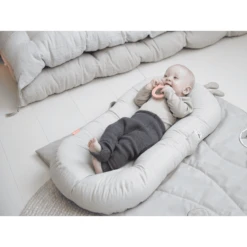 Done By Deer ™ Babynest Met Activiteitenboog Raffi Sand 11 Done By Deer ™ Babynest Met Activiteitenboog Raffi Sand -Roba || Alvi || Pinolino Winkel done by deer babynest met activiteitenboog raffi sand a337827 4