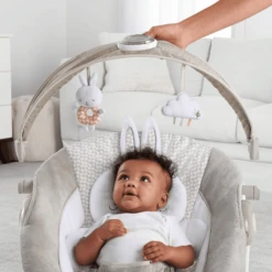 Ingenuity InLighten Bouncer™ - Twinkle Tails™ Wipstoel -Roba || Alvi || Pinolino Winkel ingenuity inlighten bouncer twinkle tails wipstoel a319537 3
