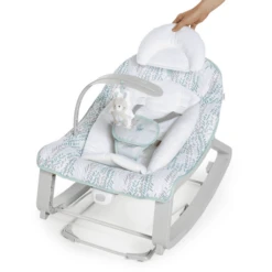 Ingenuity Keep Cozy™ Grow With Me Rocking Stoel - Spruce™ -Roba || Alvi || Pinolino Winkel ingenuity keep cozy grow with me rocking stoel spruce a319550 3