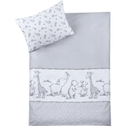 JULIUS ZÖLLNER Beddengoed 100/135cm Safari Wit/grijs -Roba || Alvi || Pinolino Winkel julius zoellner beddengoed 100 135cm safari wit grijs a154952 1