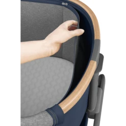 Maxi-Cosi MAXI COSI Co-sleeper Iora Essential Blue -Roba || Alvi || Pinolino Winkel maxi cosi co sleeper iora essential blue a275399 2