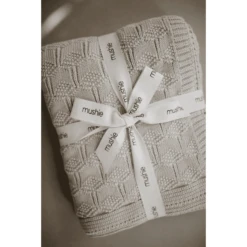 Mushie Gebreide Deken Honeycomb Beige 80 X 100 Cm -Roba || Alvi || Pinolino Winkel mushie gebreide deken honeycomb beige 80 x 100 cm a401202 1