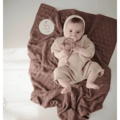 Mushie Gebreide Deken Honeycomb Rose 80 X 100 Cm -Roba || Alvi || Pinolino Winkel mushie gebreide deken honeycomb rose 80 x 100 cm a401206 2