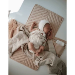 Mushie Kleedkussen Opvouwbaar Blush 9 Mushie Kleedkussen Opvouwbaar Blush -Roba || Alvi || Pinolino Winkel mushie kleedkussen opvouwbaar blush a401196 2