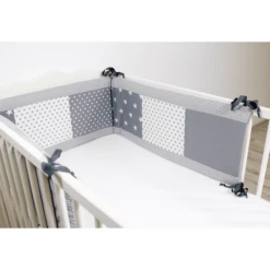 Ullenboom Patchwork-Nestje Voor Babybed 140x70 Cm Grijze Sterren (420 Cm Rondom) 11 Ullenboom Patchwork-Nestje Voor Babybed 140x70 Cm Grijze Sterren (420 Cm Rondom) -Roba || Alvi || Pinolino Winkel ullenboom patchwork nestje voor babybed 140x70 cm grijze sterren 420 cm rondom a268852 4