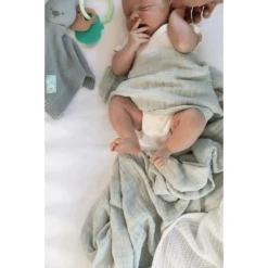 VINTER& BLOOM Giftset Deken Zacht Rooster & Mousseline Deken GOTS B Right White /Sage Green -Roba || Alvi || Pinolino Winkel vinter bloom giftset deken zacht rooster amp mousseline deken gots b right white sage green a303720 3